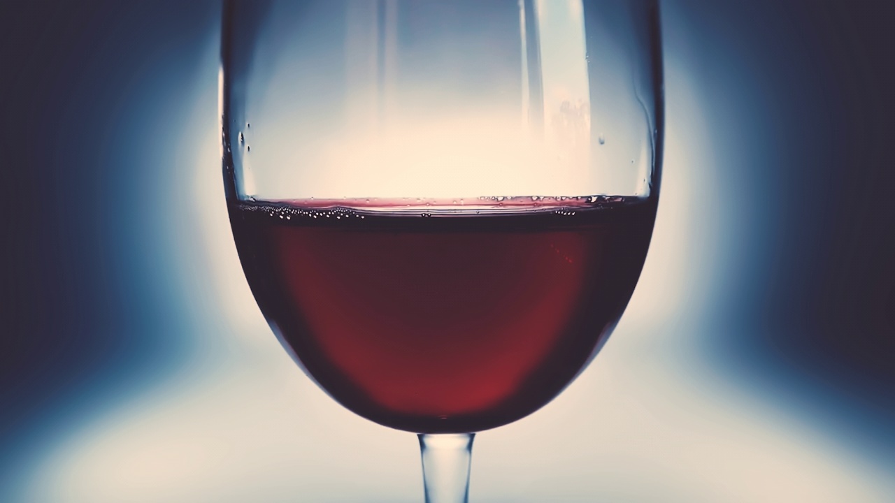 酒杯里的红酒和一滴一滴的红酒。缓缓落下的红酒滴在玻璃杯里的特写。4k微距慢动作视频。用高速电影摄影机拍摄的。视频素材