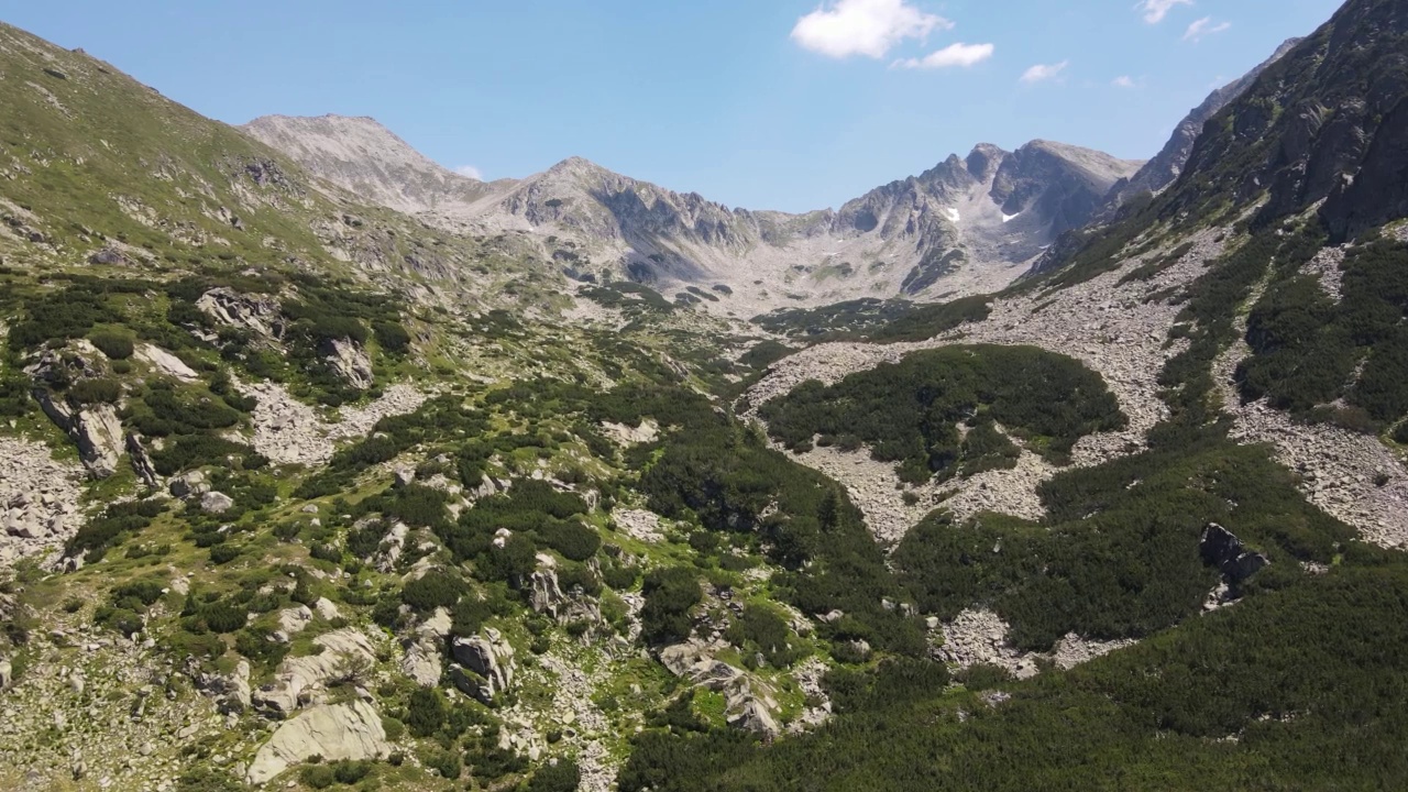 鸟瞰保加利亚皮林山的卡梅尼察峰和雅洛瓦尼卡峰视频下载