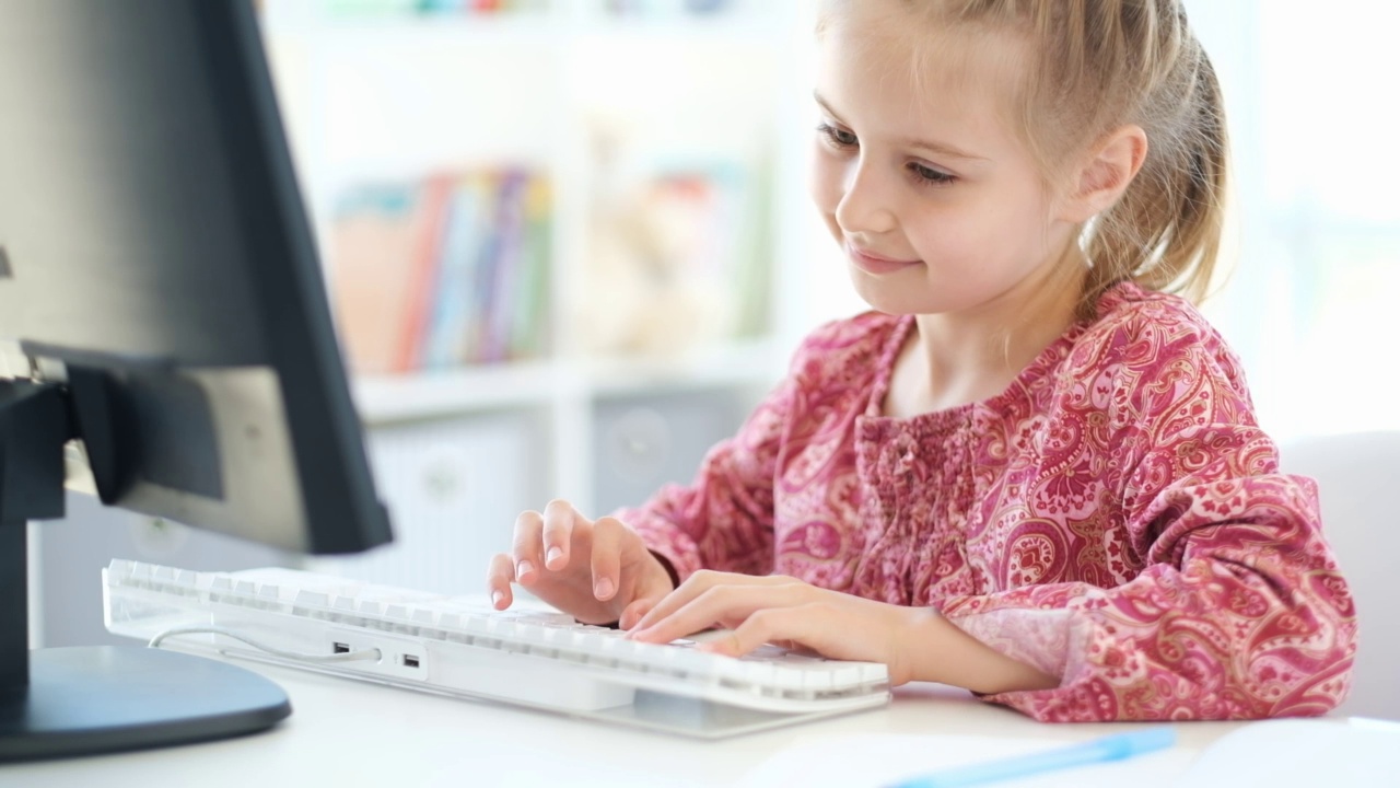 小女孩上课时在键盘上打字视频素材
