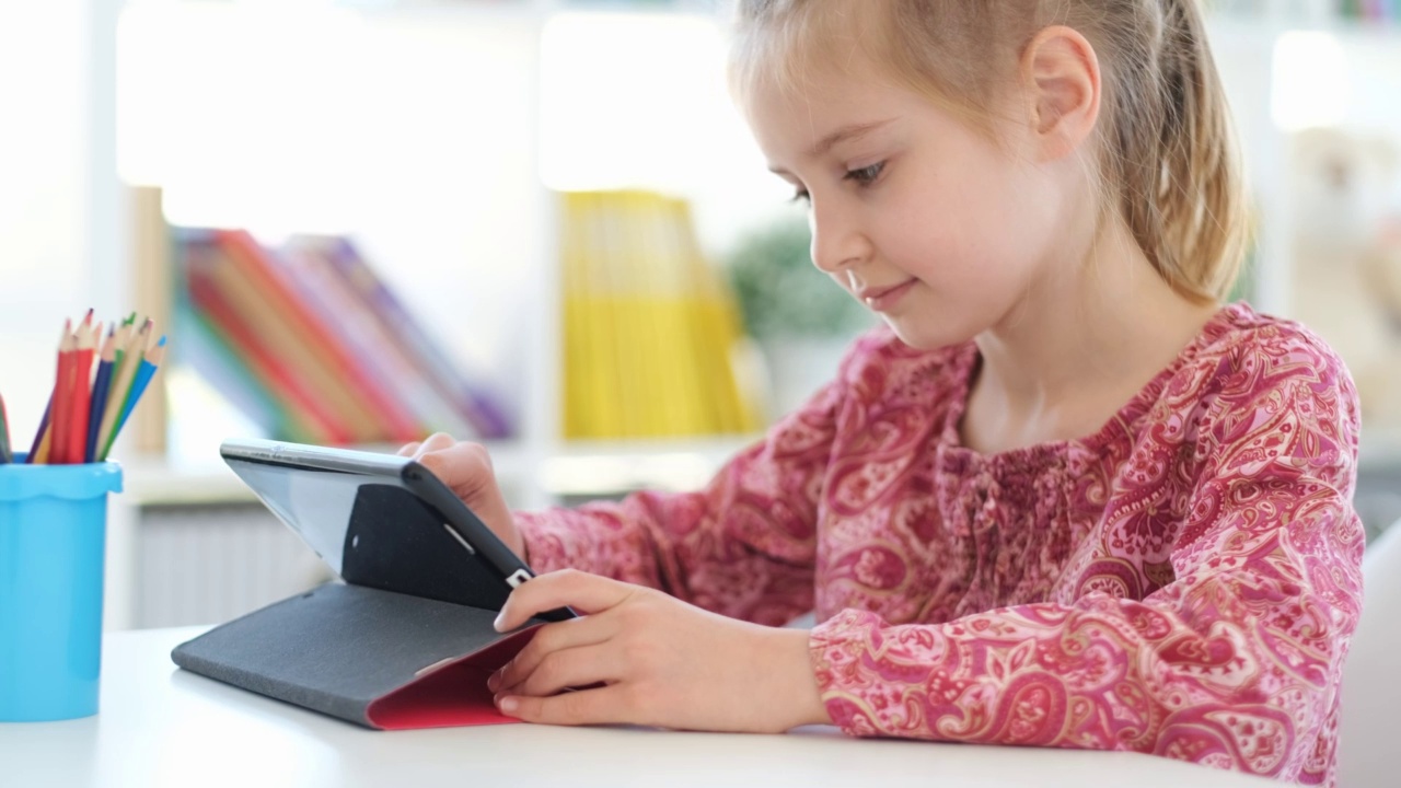 小女孩在玩数字平板电脑视频素材