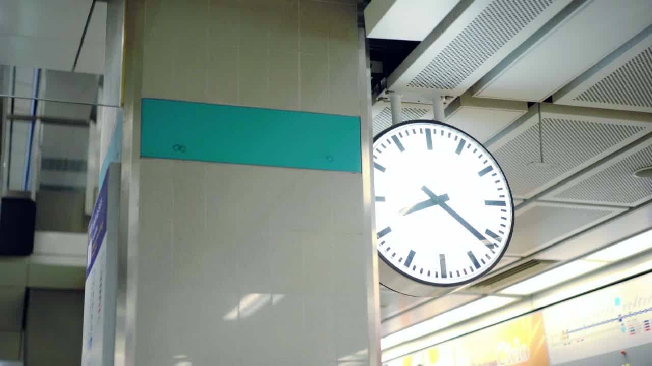 火车站的钟视频素材