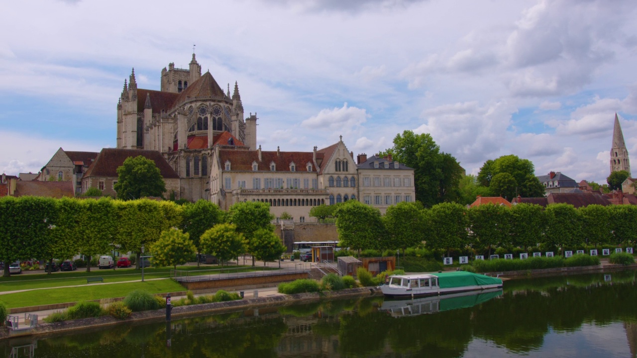 时间流逝。美丽的云彩在古城的背景下。对城市景观的欧塞尔大教堂的圣艾蒂安河Yonne,法国勃艮第视频素材