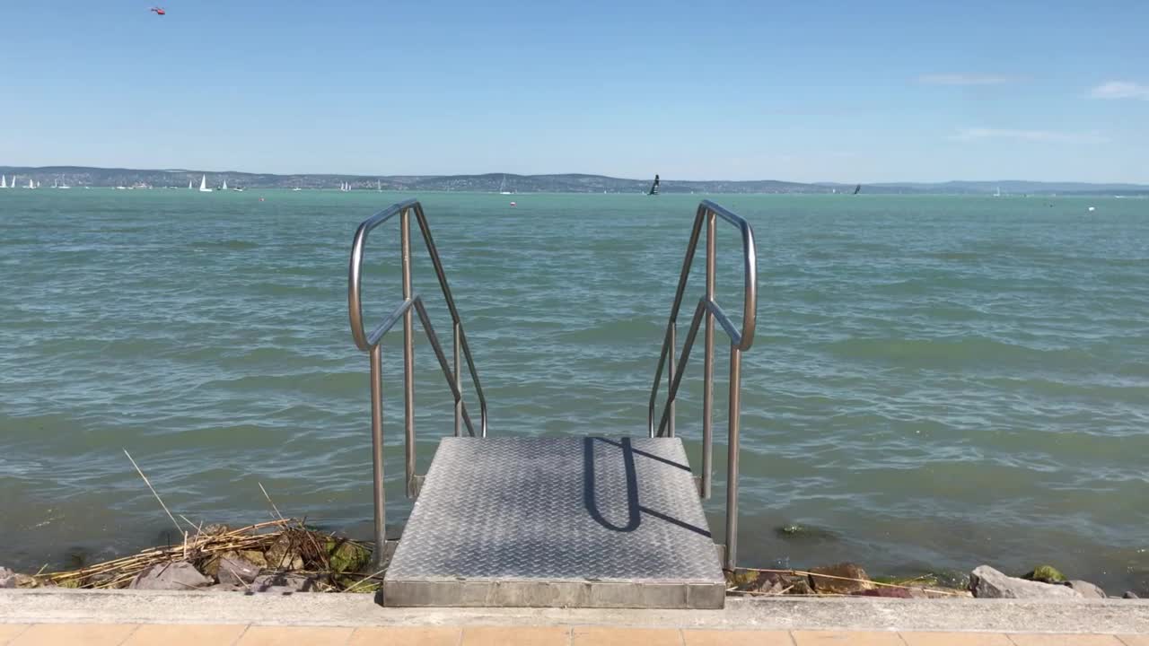 夏季湖巴拉顿蓝天景观绿松石水水上运动高级社会匈牙利Somogy欧洲视频素材