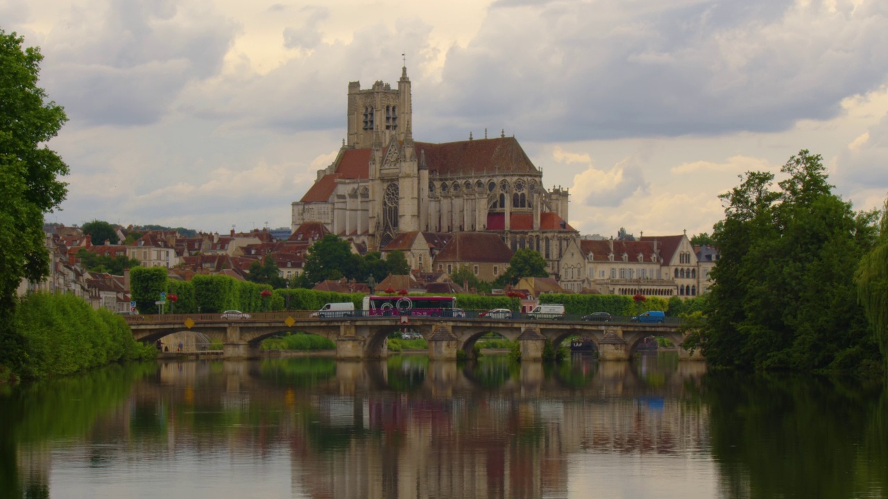 时间流逝。美丽的云彩在古城的背景下。法国勃艮第约恩河上的圣艾蒂安大教堂的城市景观视频素材