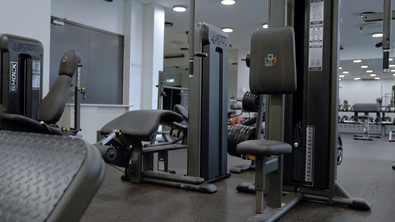 现代健身房的设计和设备。现代化的健身房室内设备。视频下载