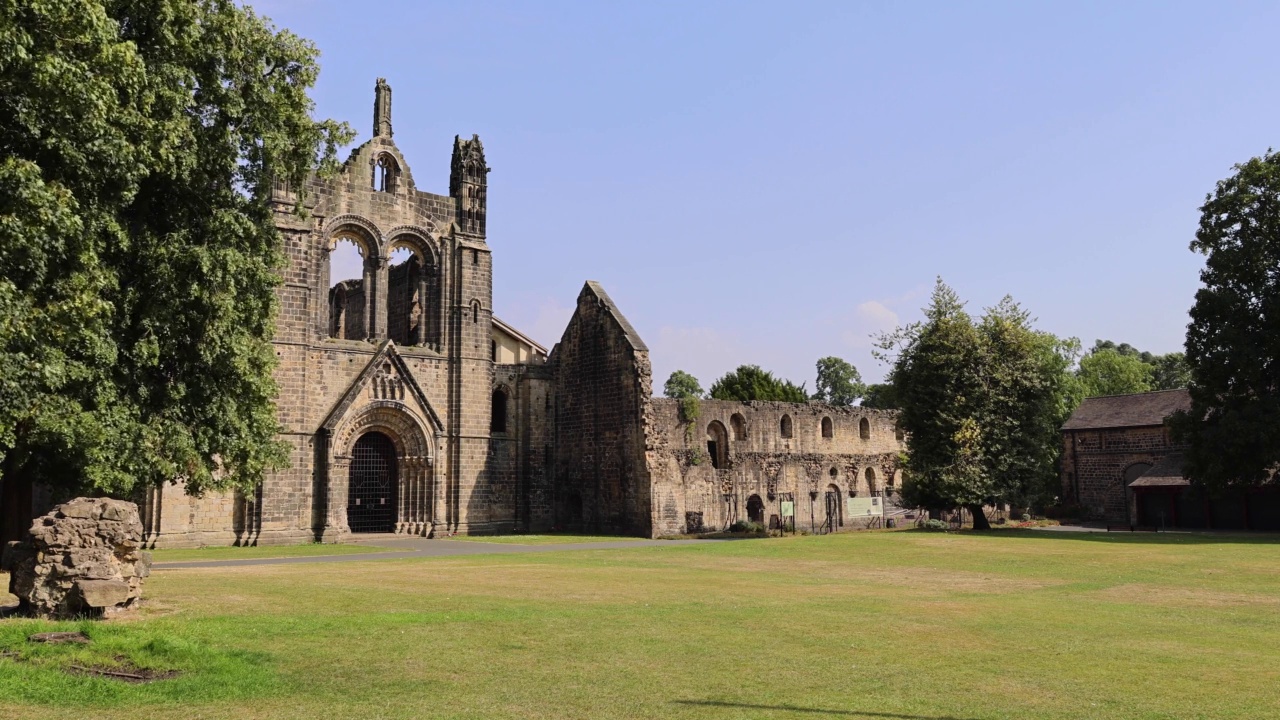 著名的科克斯托修道院展示了英国西约克郡利兹市中心西北部科克斯托尔的西多会修道院的废墟，这是一个阳光明媚的夏日。视频素材