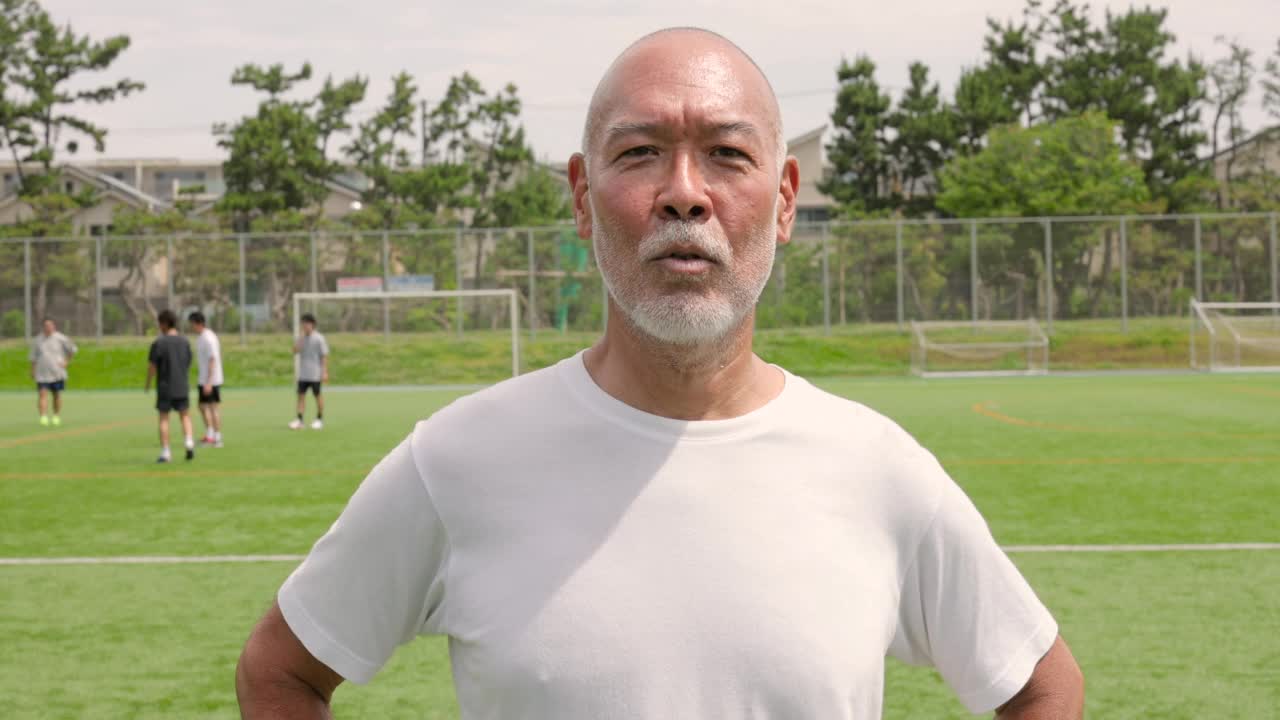老年人踢足球的肖像视频素材