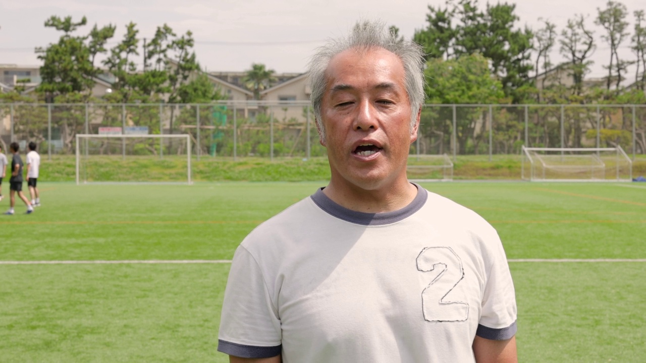 老年人踢足球的肖像视频素材