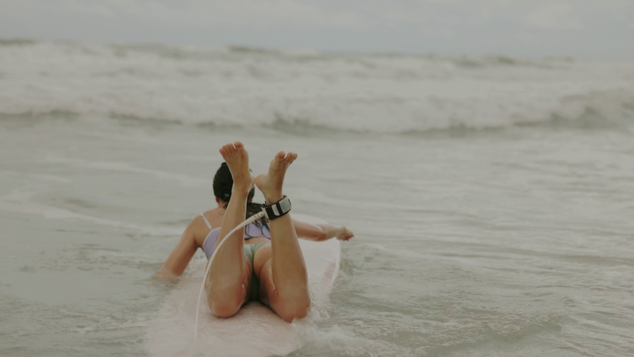 亚洲冲浪者在海上练习和冲浪视频下载
