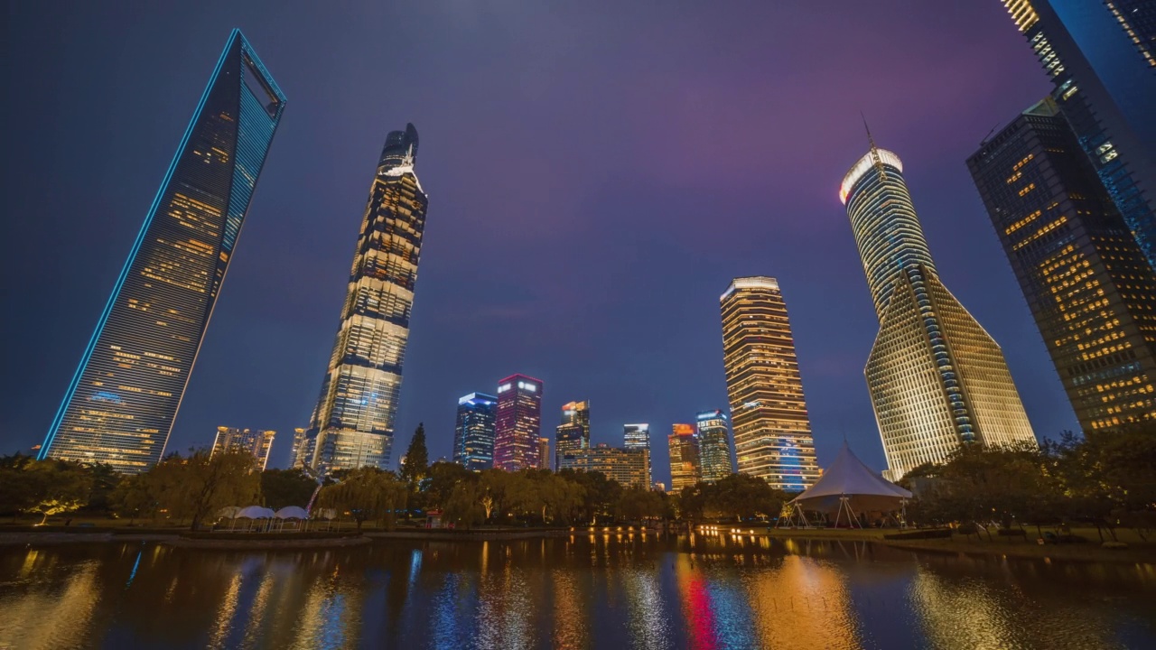 位于中国上海陆家嘴金融中心的超模糊公园视频素材