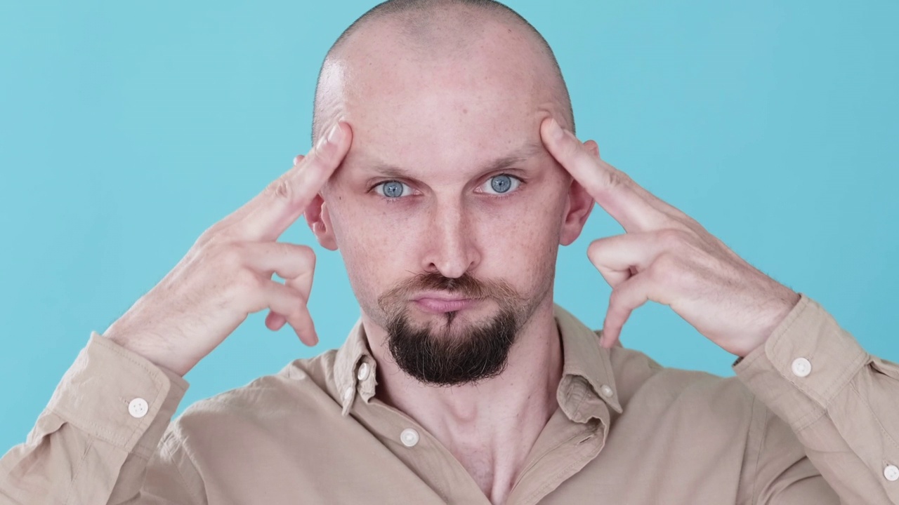 思考解决焦虑头痛不安的男人GIF视频下载