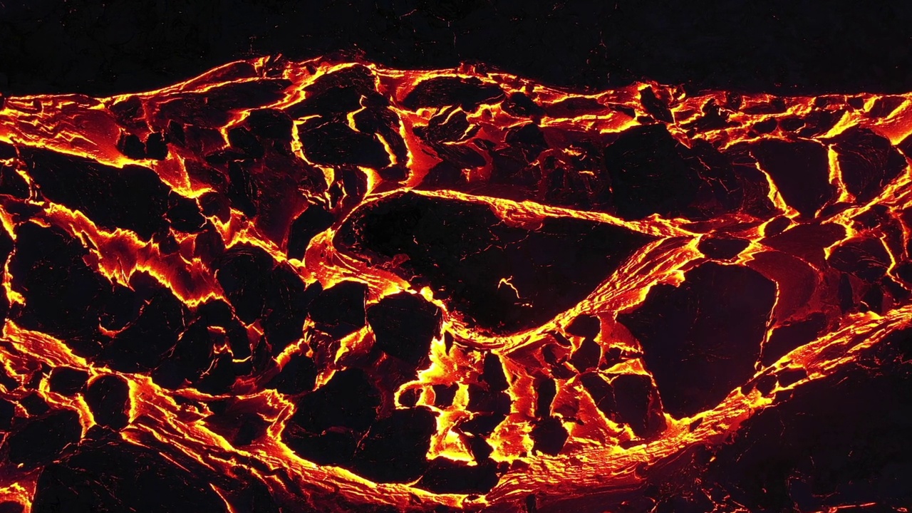 由流动的炽热岩浆流创造的抽象纹理的航拍图。视频下载