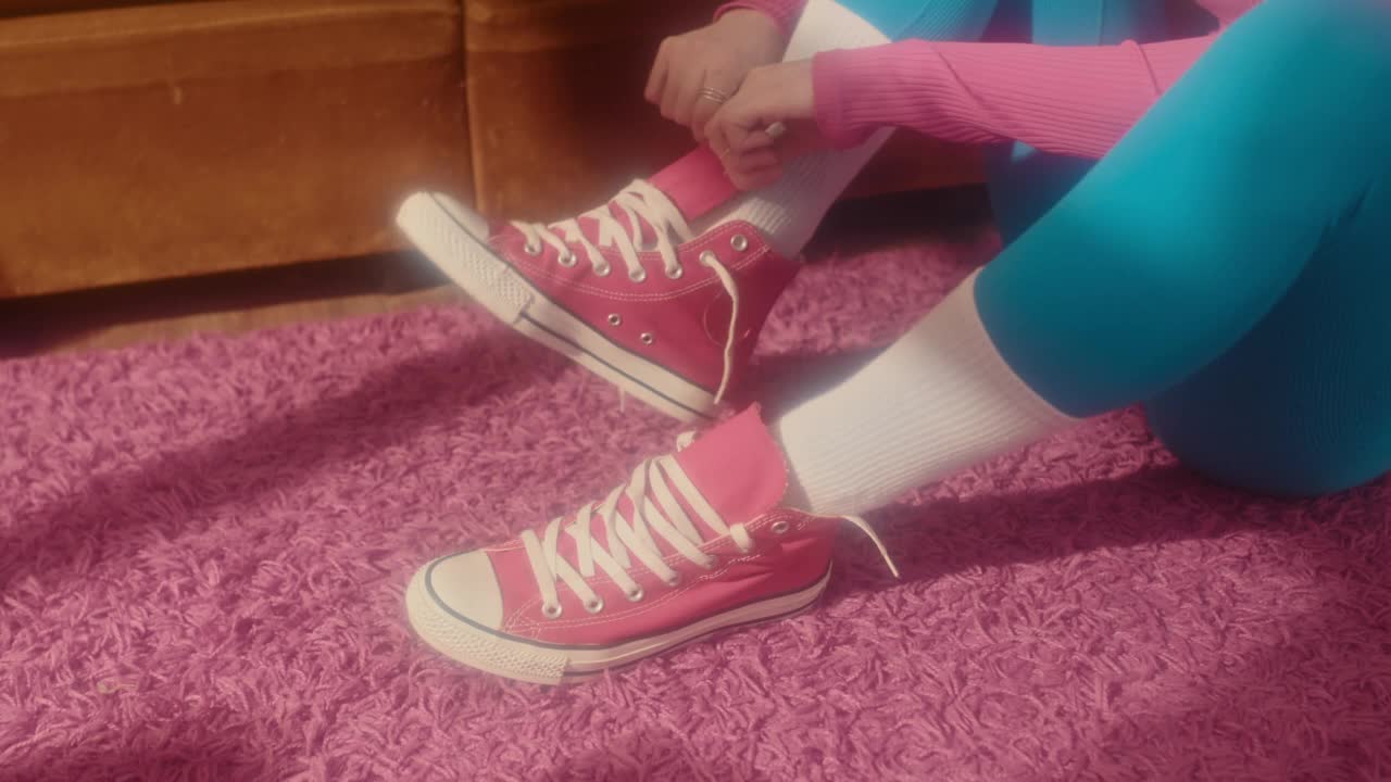 女孩穿上运动鞋视频素材