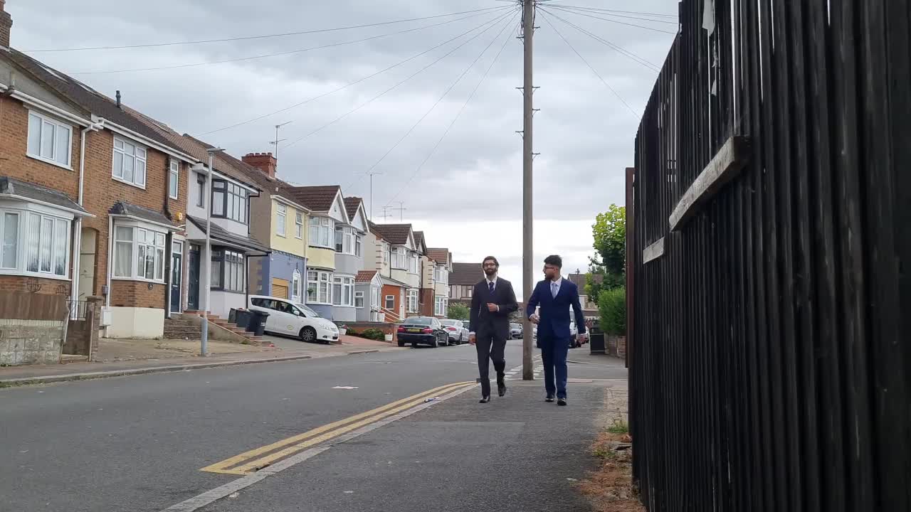 2个年轻的亚洲男性在走路视频下载