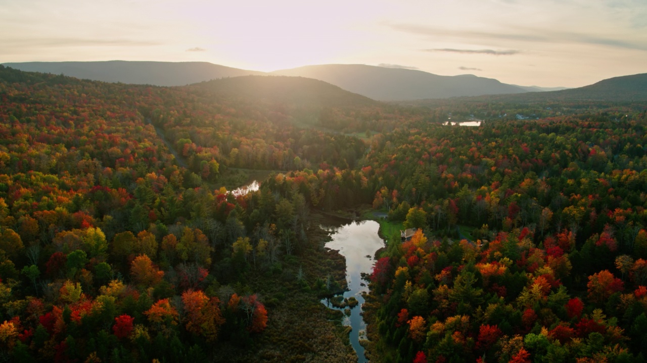 空中拍摄的自然和森林附近的海恩斯瀑布，纽约在秋天视频素材