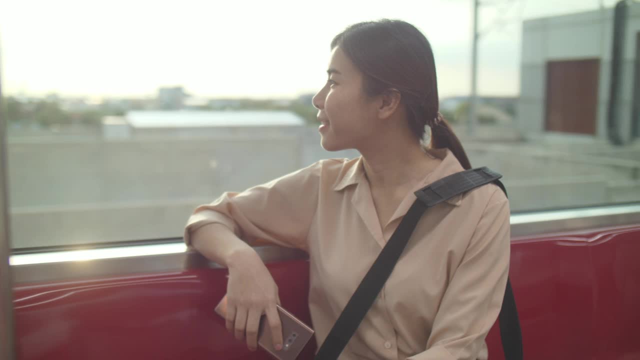 在火车上向窗外看的年轻女子视频素材