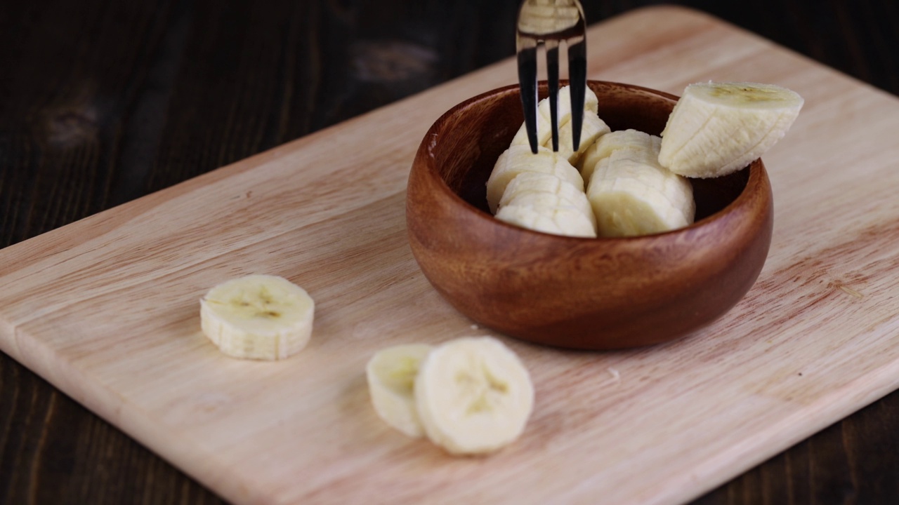 用叉子取一根切成薄片的熟香蕉，靠近一点视频素材