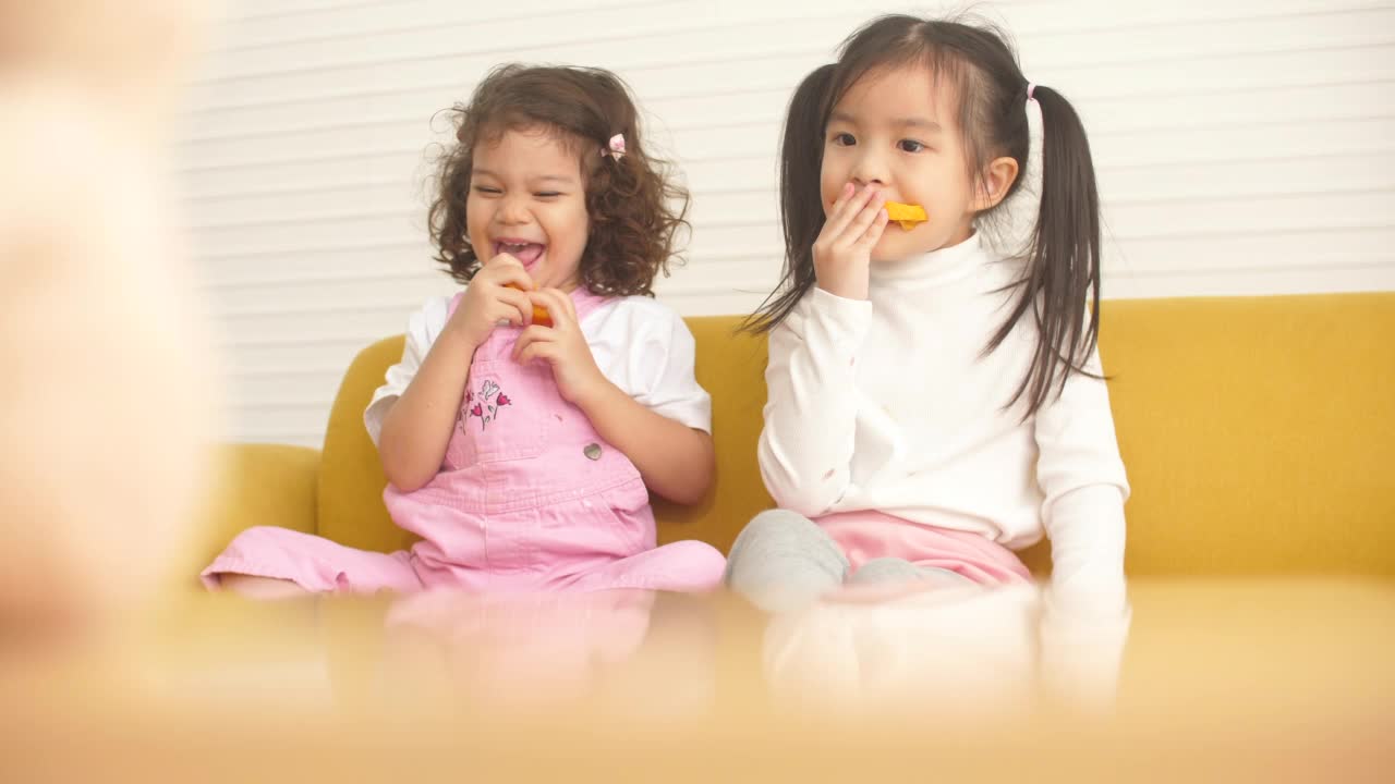 孩子吃苹果和橘子视频素材