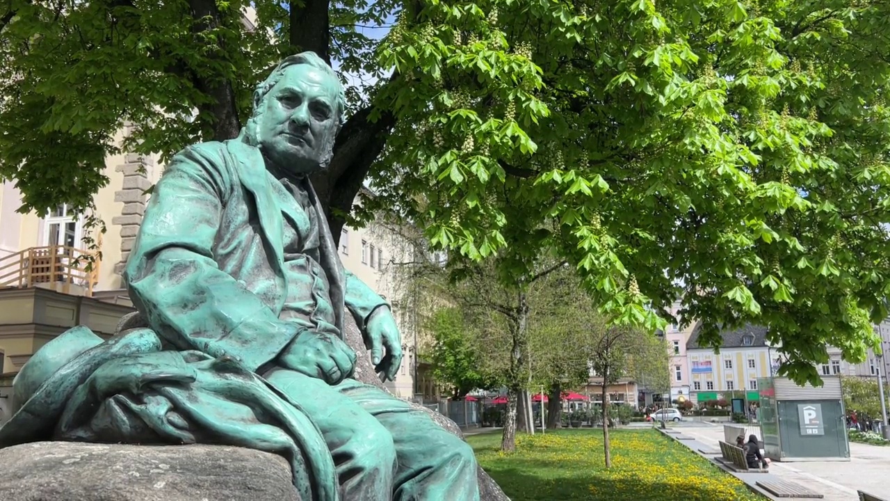 林茨·兰德豪斯的诗人阿德伯特·斯蒂夫特纪念碑视频素材