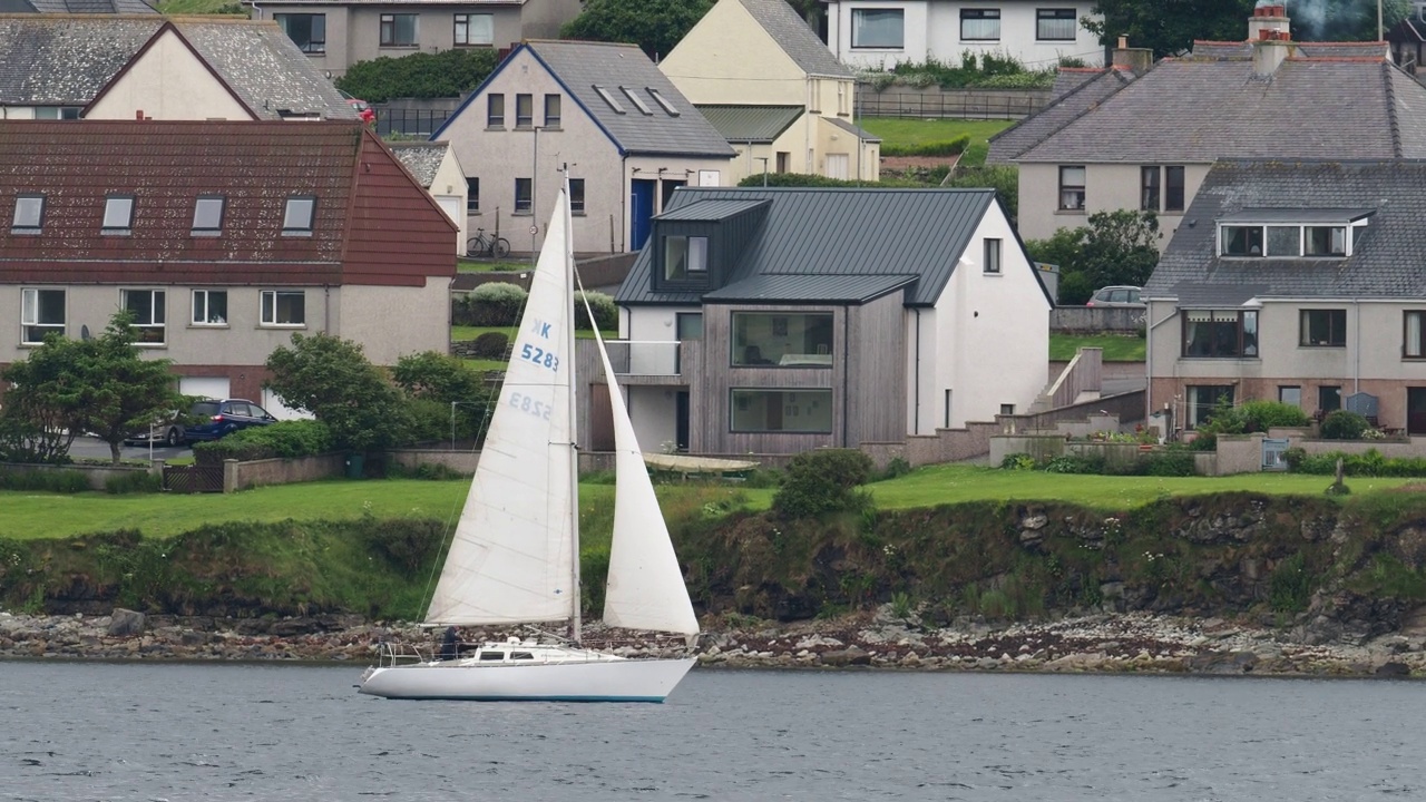 一艘帆船正驶近英国苏格兰设得兰的勒威克。视频素材