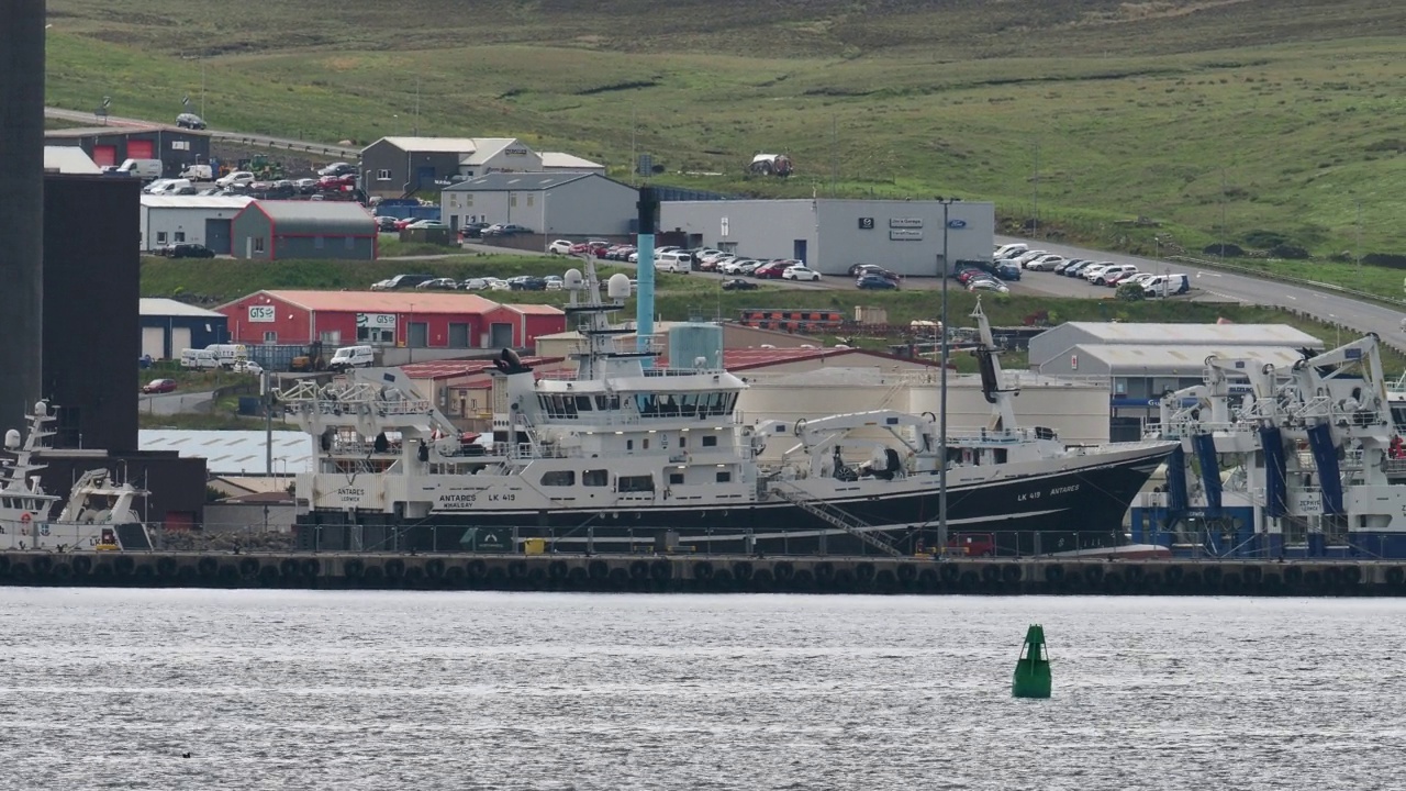 英国苏格兰设得兰群岛勒威克的大型船只。视频素材
