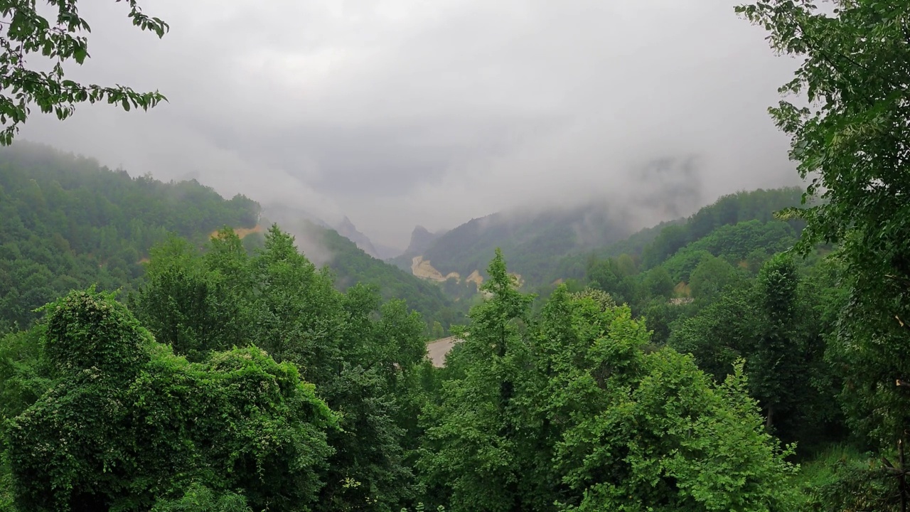 时间推移的鸟瞰日落以上雾薄雾云山峰山峰，布尔萨，土耳其，自然景观背景与蓝天。4 k的视频。视频素材