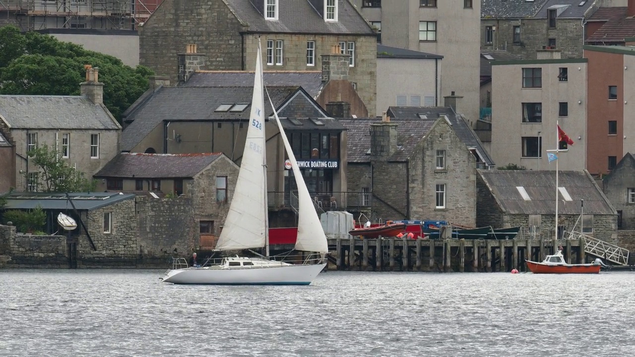 一艘帆船正驶近英国苏格兰设得兰的勒威克。视频素材