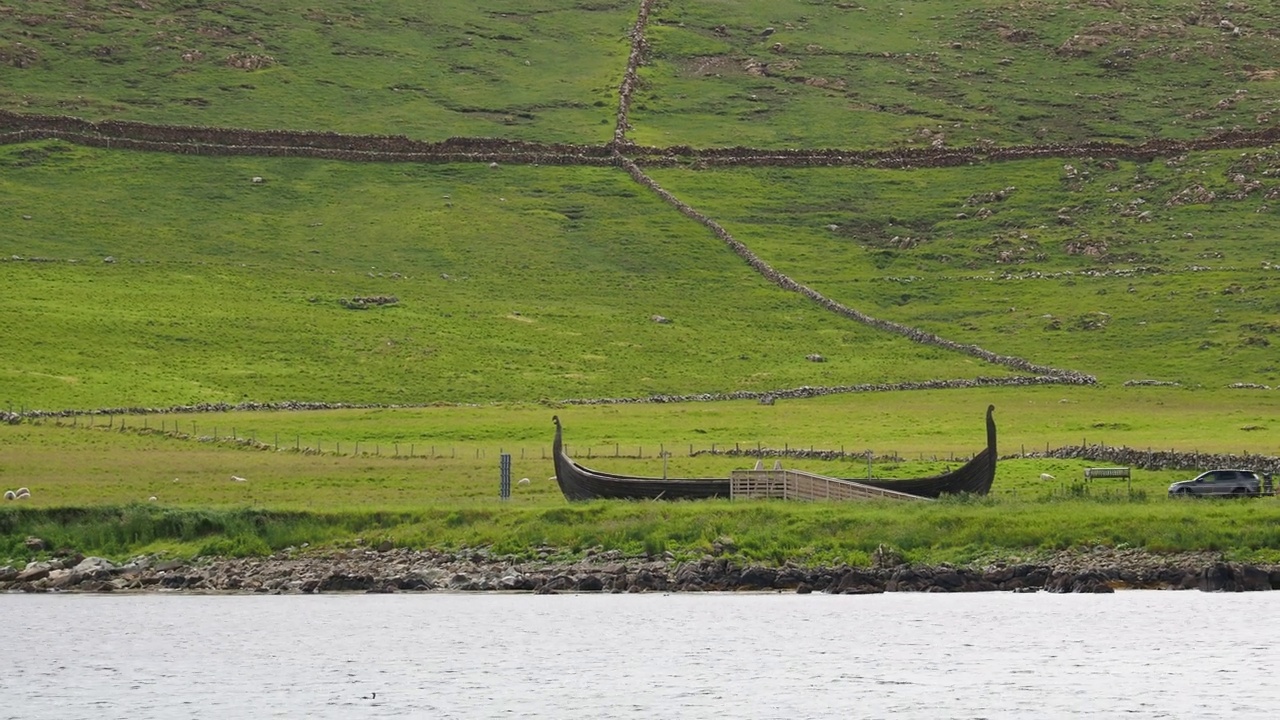 在英国苏格兰设得兰群岛安斯特的哈洛尔威克，一艘维京长船的复制品。视频素材