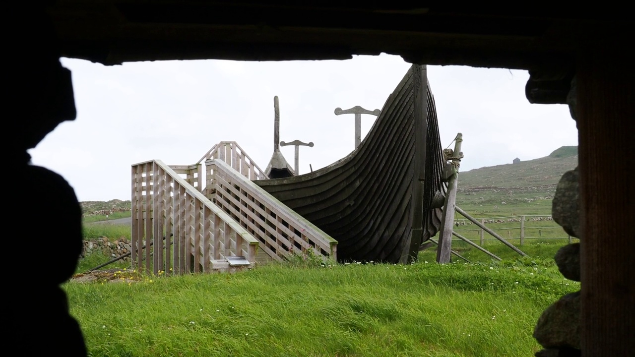 在英国苏格兰设得兰群岛安斯特的哈洛尔威克，一艘维京长船的复制品。视频素材