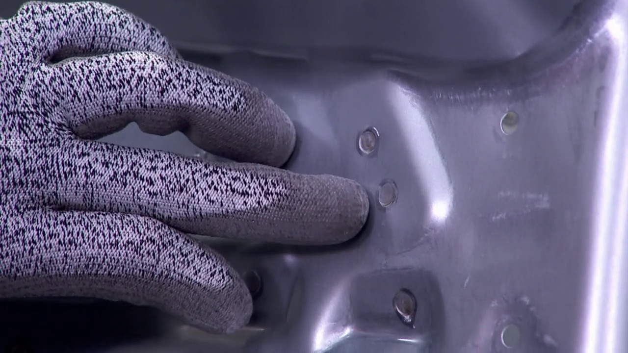 CU戴着手套指着工厂的点焊视频素材