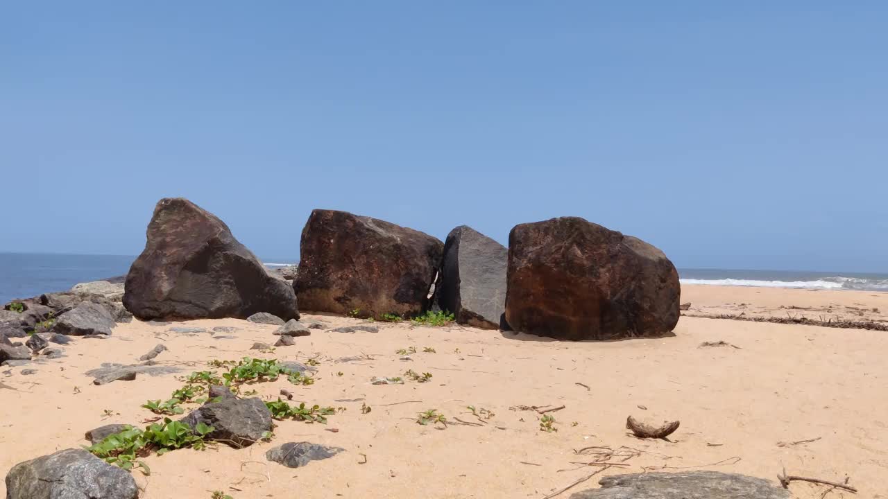 印度喀拉拉邦阿兹卡尔海滩的沙滩上布满了石头视频下载