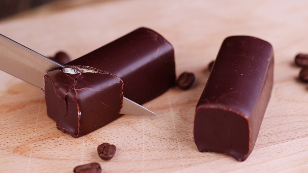 在巧克力中加入糖切冰芝士视频素材