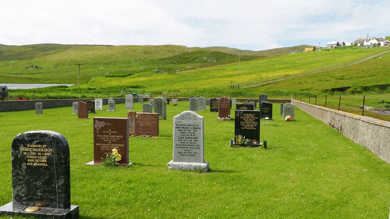 位于英国苏格兰设得兰大陆北端，北罗的桑德沃公墓。视频下载