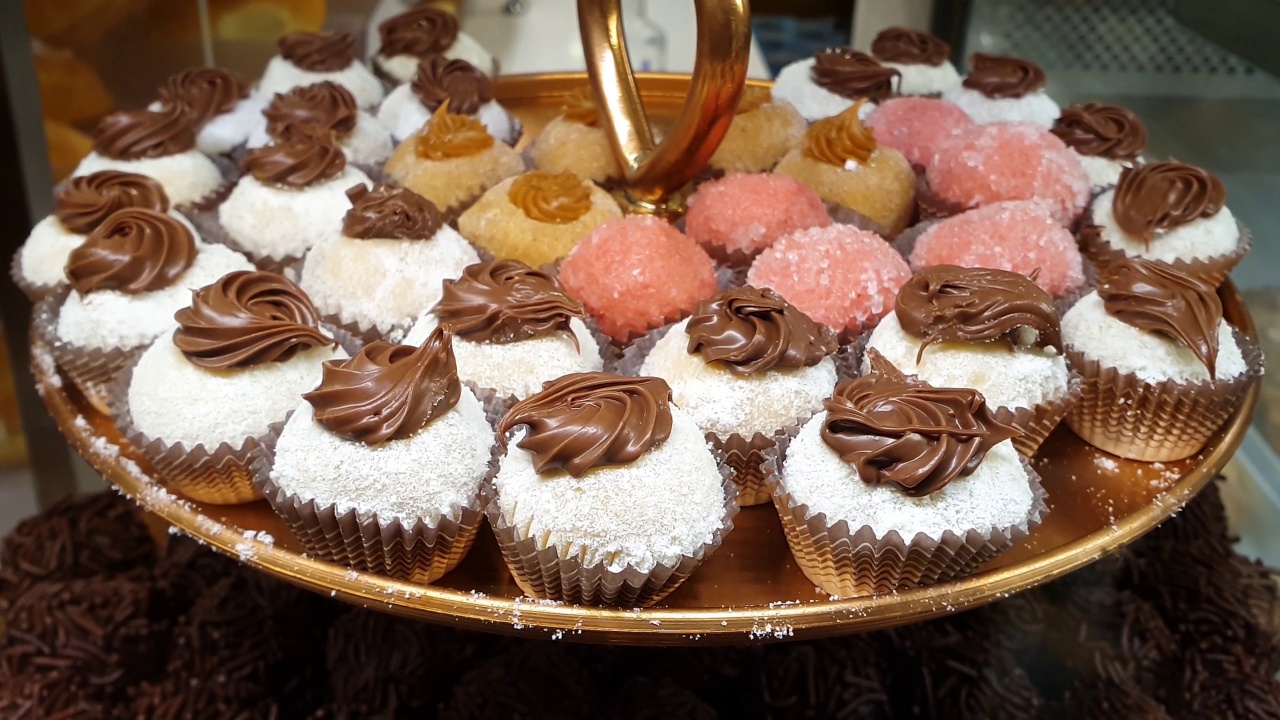 小塔配上巴西巧克力软糖球、奶粉和榛子奶油。还有其他传统的巴西甜食。视频素材