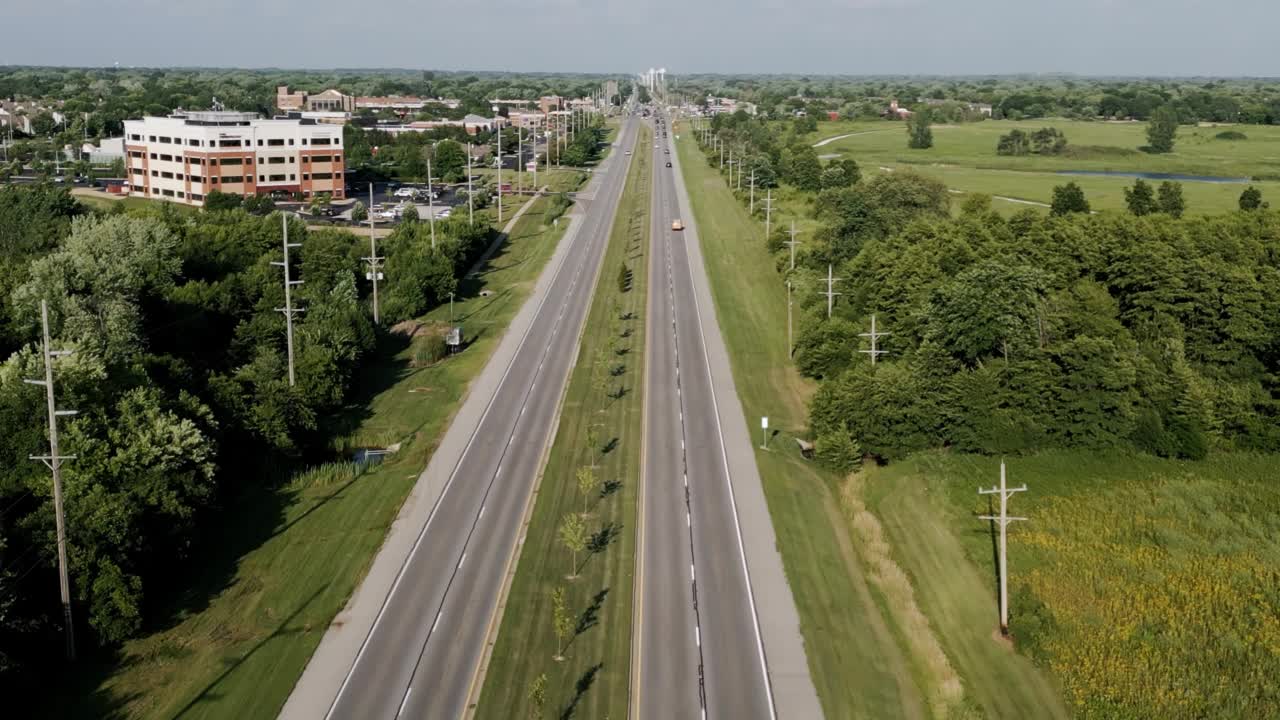 无人机拍摄的高速公路。宽阔的视野视频下载