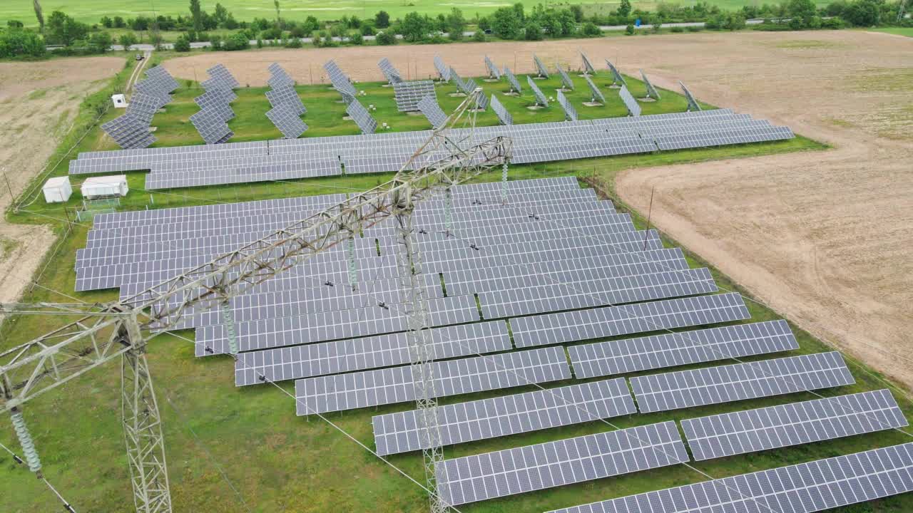 太阳能电池板，鸟瞰图。碳中和和可再生能源工厂。视频素材