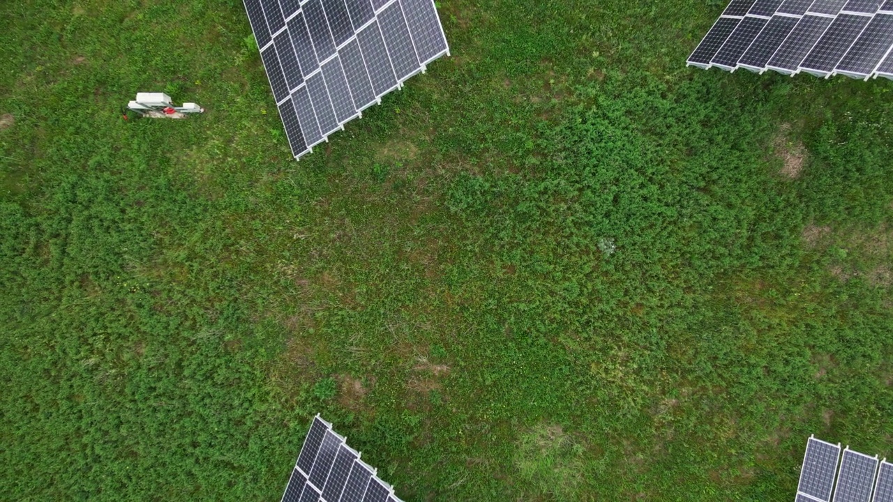 太阳能电池板，鸟瞰图。碳中和和可再生能源工厂。视频素材