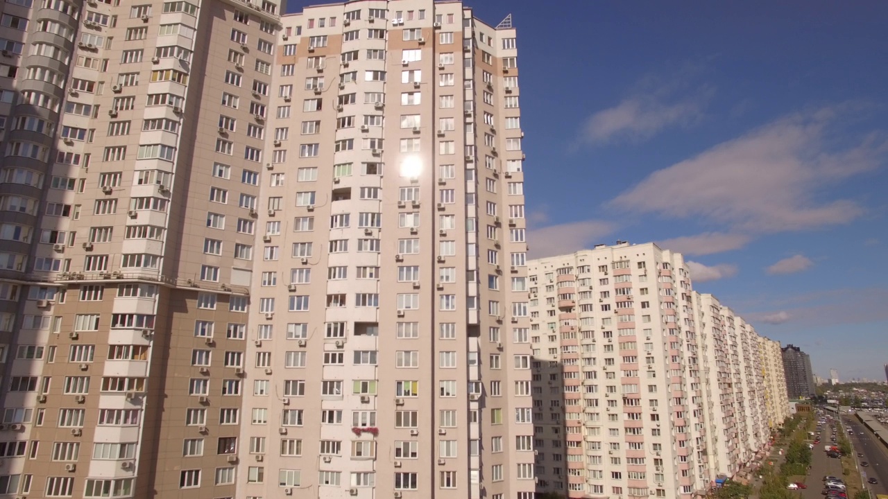 鸟瞰图。现代住宅街区。基辅,乌克兰,4 k。视频下载