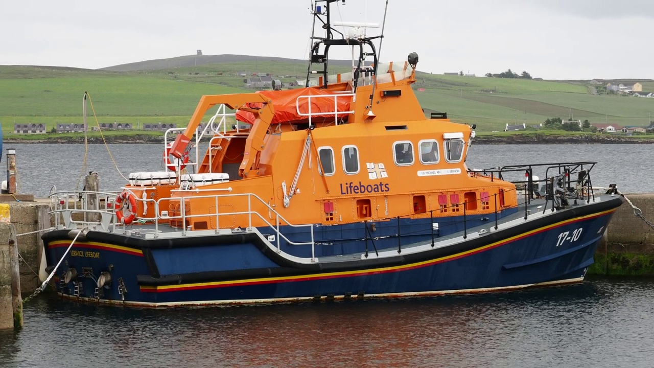 英国苏格兰设得兰群岛大陆勒威克港的勒威克救生艇。视频素材