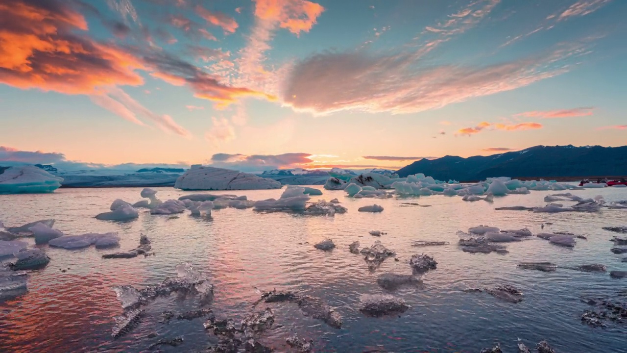 美丽的日落JÃ¶kulsÃ × rlÃ³n冰川河泻湖，冰山漂浮在冰岛大西洋上的VatnajÃ¶kull国家公园的南部视频下载