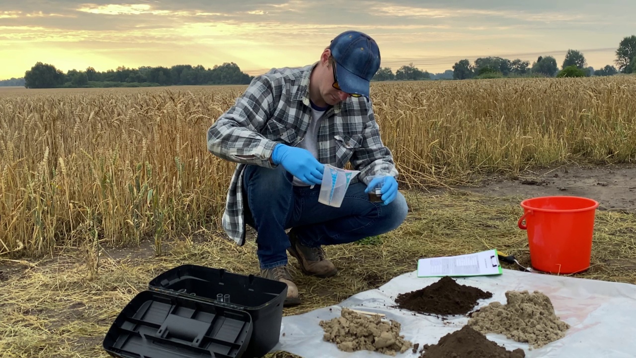 农学家准备在田野日出时检查优质土壤样本视频素材