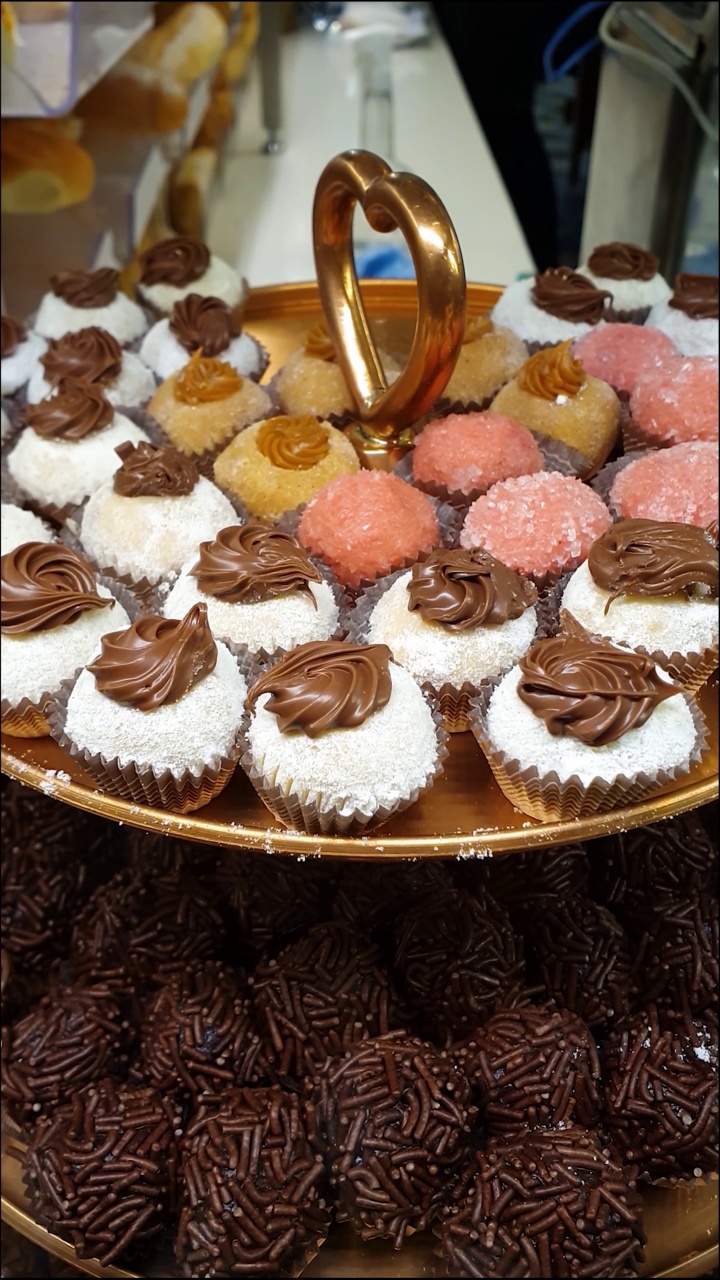 小塔配上巴西巧克力软糖球、奶粉和榛子奶油。以及其他传统的巴西甜品。视频素材
