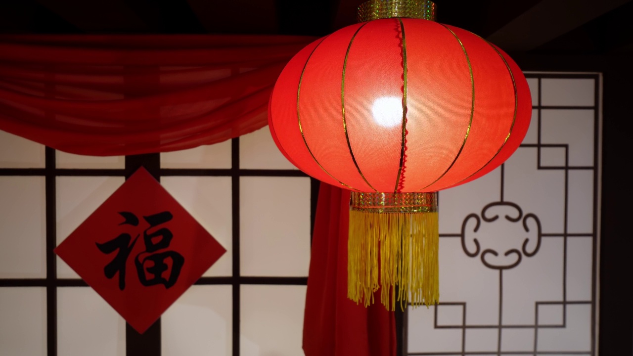 选择焦点点燃的红色中国灯笼和挂在前门的福视频下载