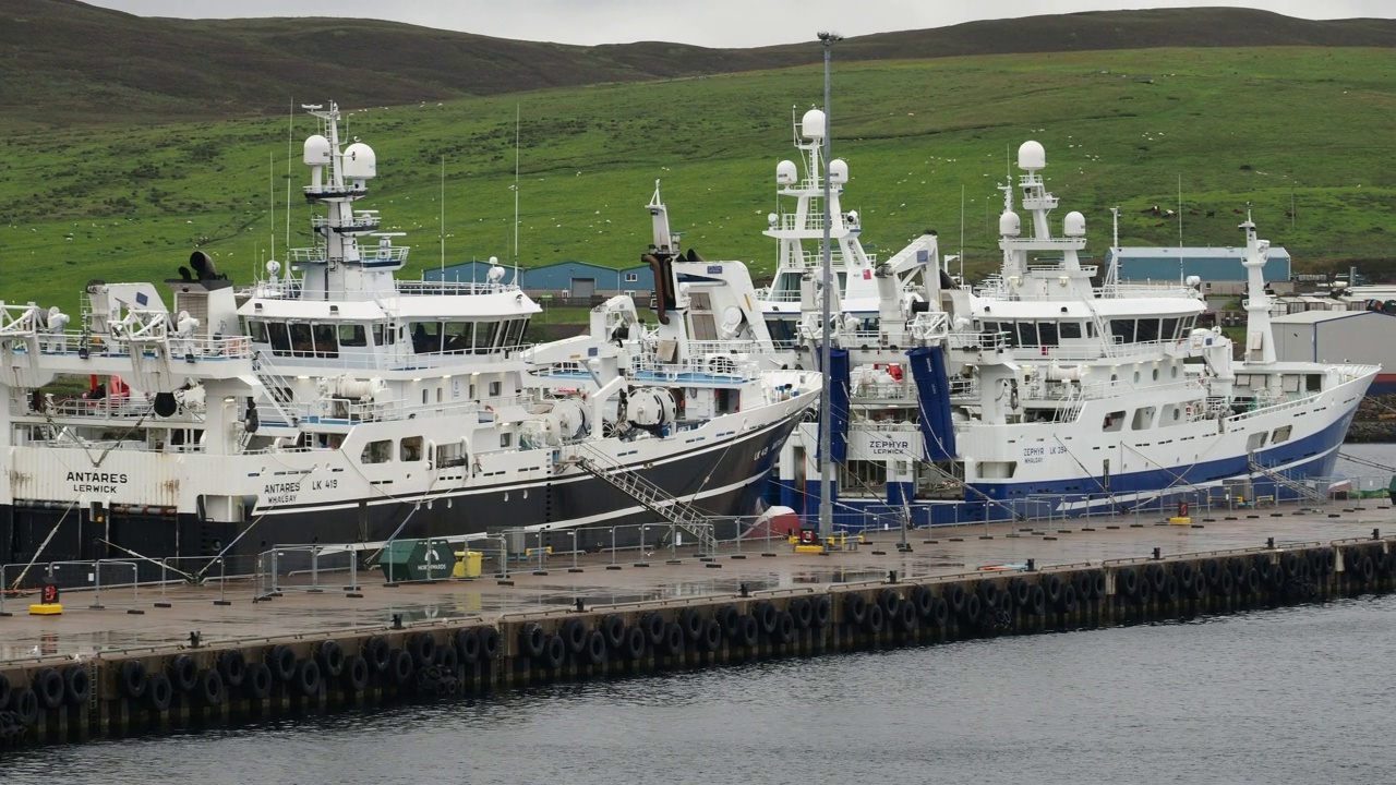 英国苏格兰设得兰群岛大陆勒威克停泊的渔船。视频素材