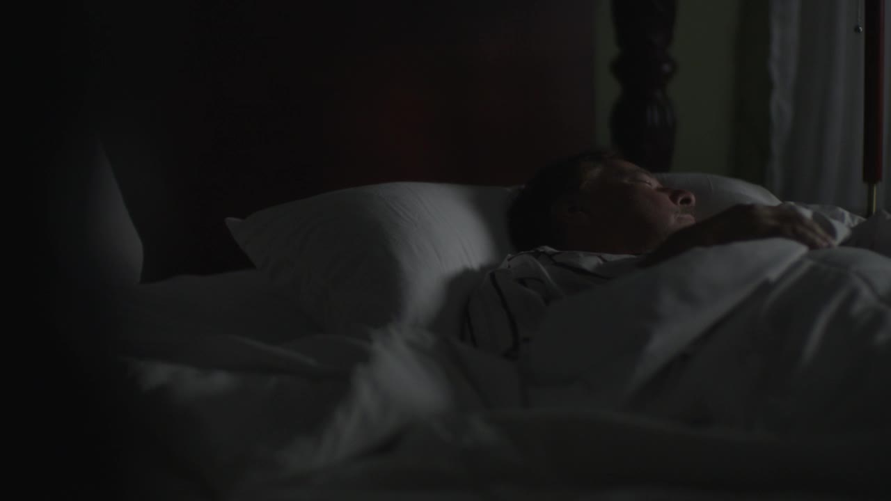 熟睡的成年人在床上舒服地打盹视频下载