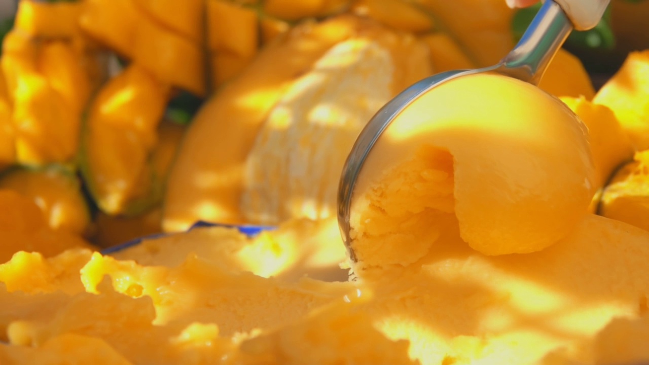 超级特写的勺子慢慢舀冰冻的芒果冰淇淋冰激凌视频下载