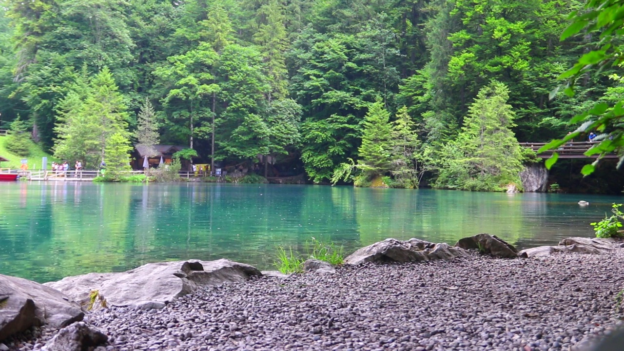 雨中的Blausee湖或蓝湖，在伯尔尼斯奥伯兰，坎德格兰德，瑞士视频素材