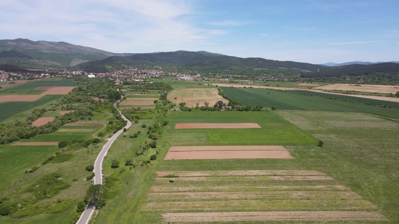 保加利亚哥德赫镇附近农村的鸟瞰图视频素材
