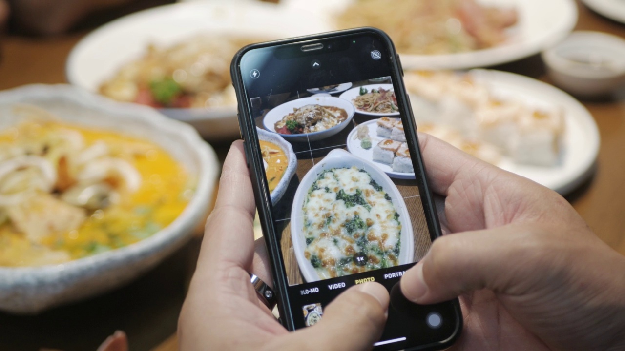 用餐时用手机拍餐桌上的食物视频下载