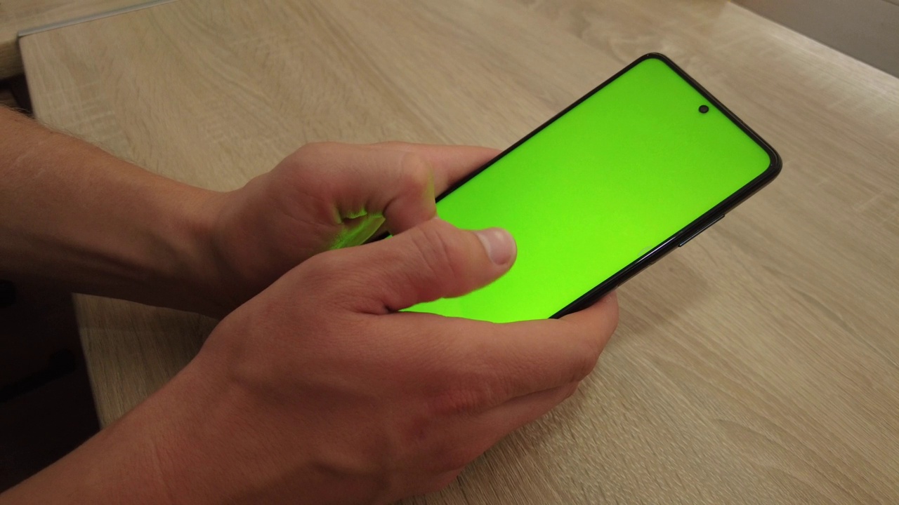 男性手在手机上打字绿屏色度键视频下载